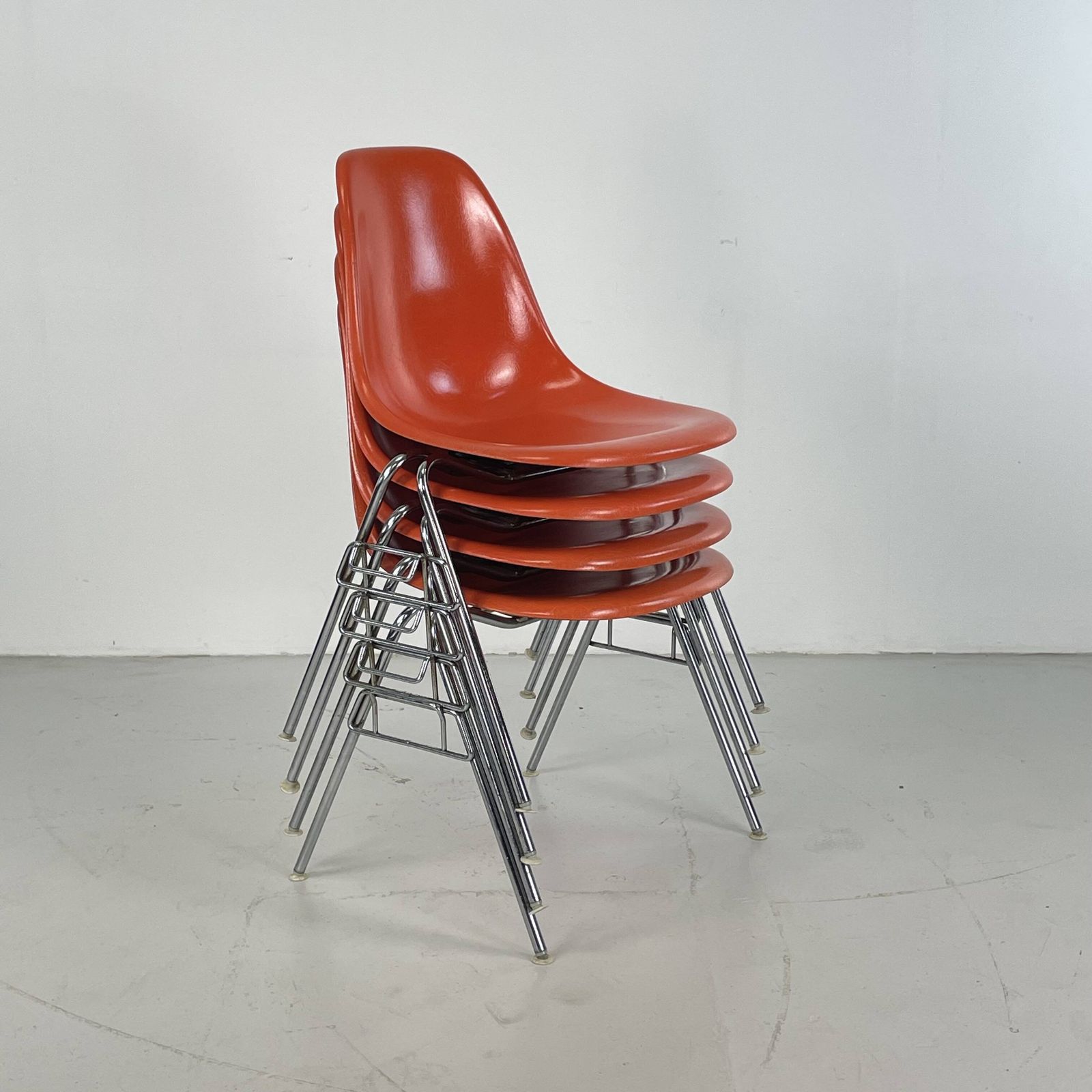 Set Of 4 Eames For Herman Miller Dss Side Chairs In Coral photo furniture