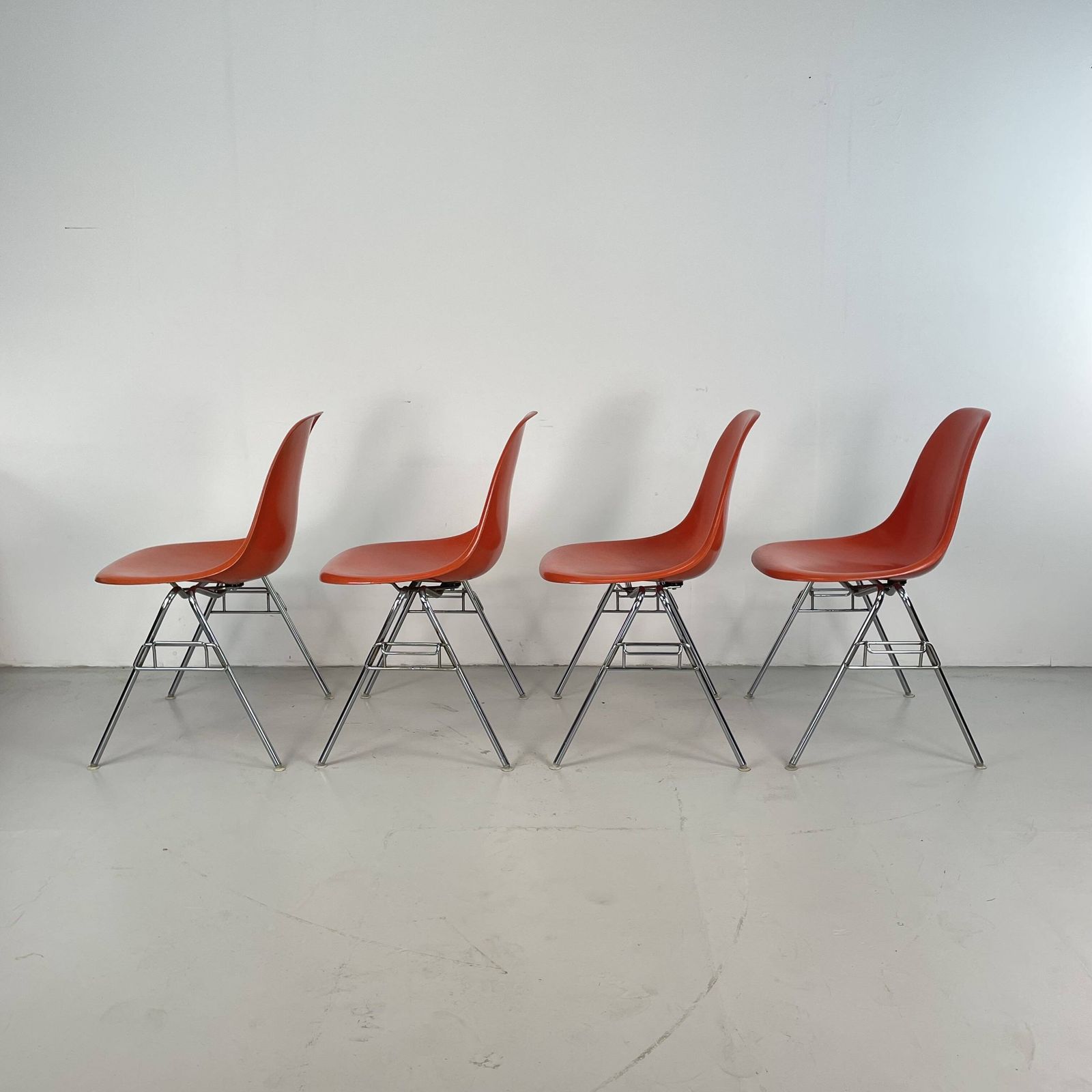 Set Of 4 Eames For Herman Miller Dss Side Chairs In Coral photo Furniture