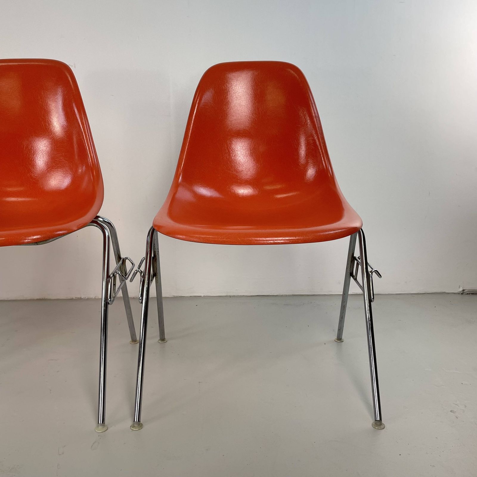 Set Of 4 Eames For Herman Miller Dss Side Chairs In Coral photo vinterior