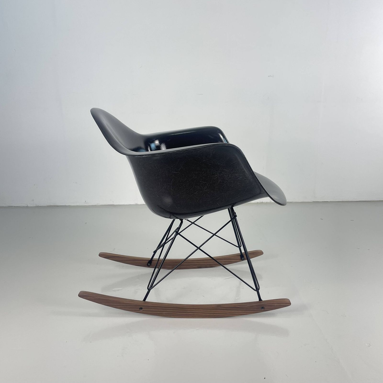 1950s Herman Miller Eames Rar Rocking Chair In Brown photo vintage