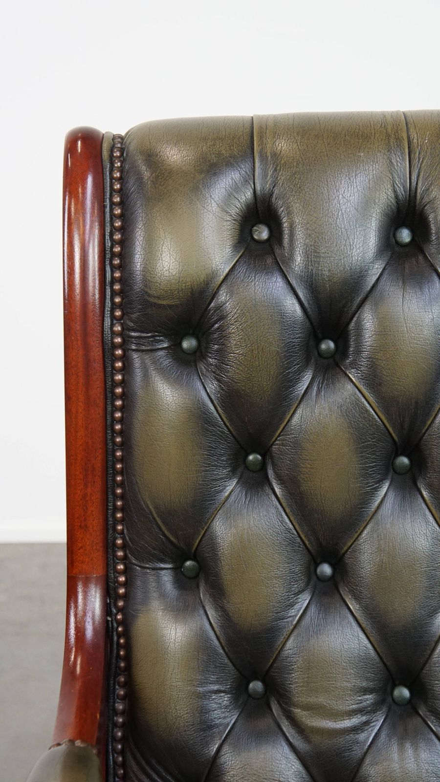 photo furniture Timeless And Classic Green English Style Cowhide Chesterfield Armchair With Wood
