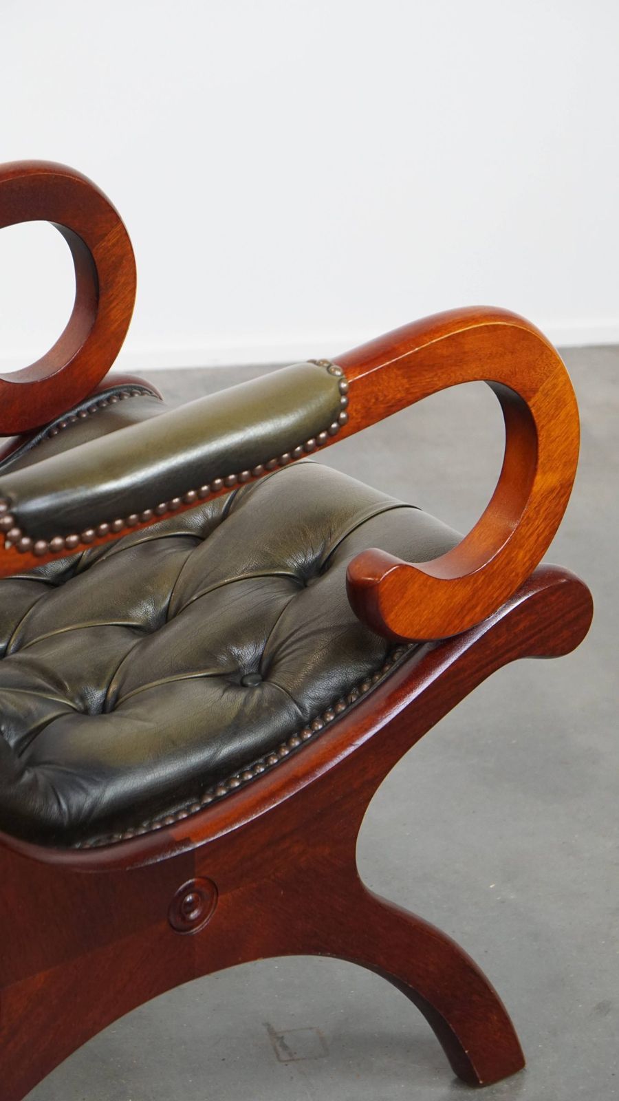 802.7253 Timeless And Classic Green English Style Cowhide Chesterfield Armchair With Wood photo