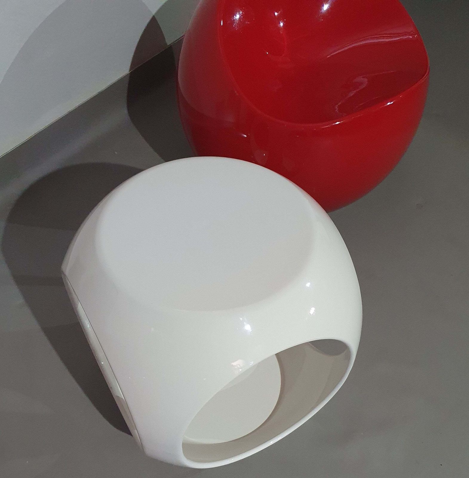 Dupont Finn Stone Ball Chairs / "Colani" Side Table photo 952.0
