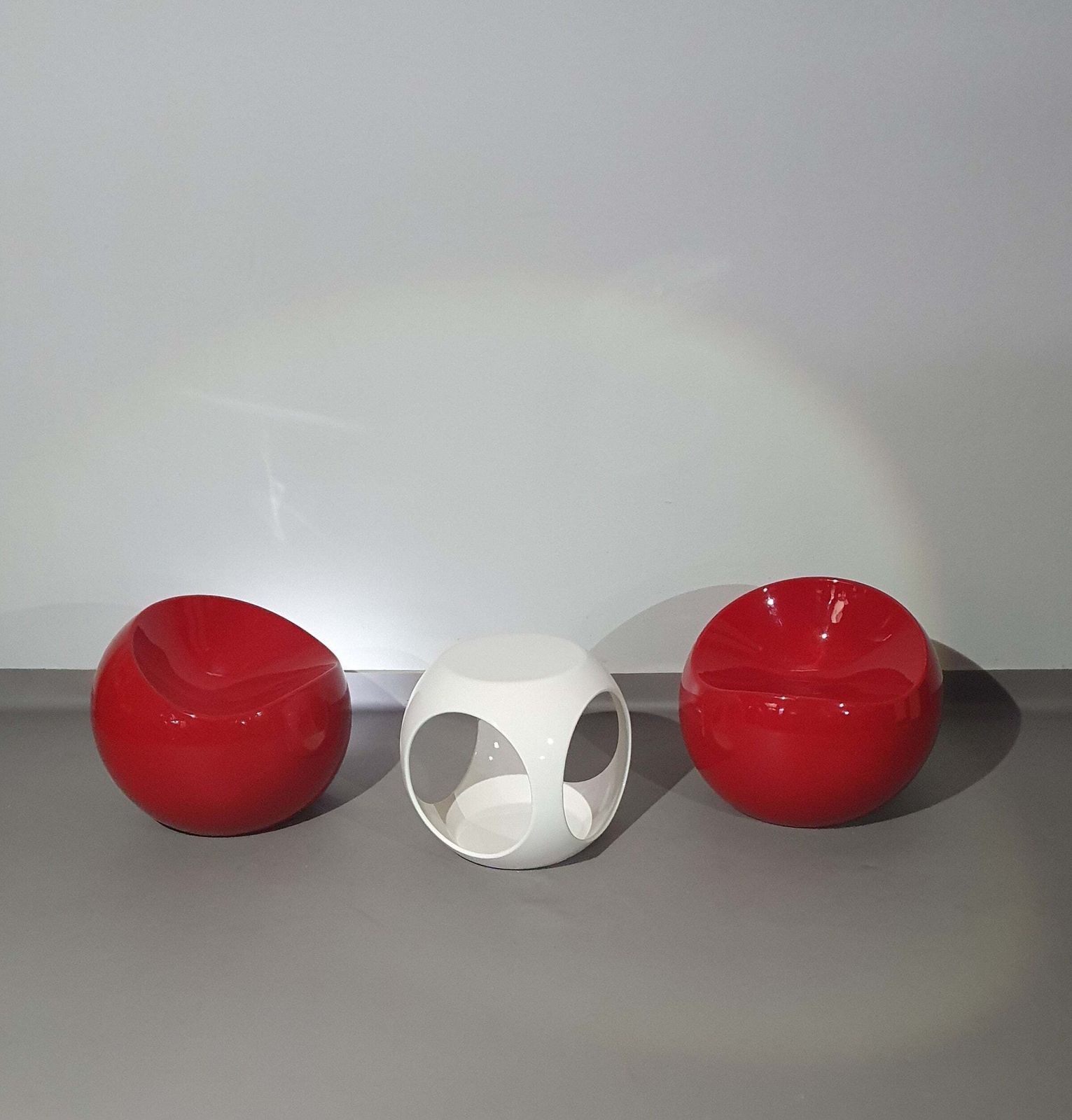 Dupont Finn Stone Ball Chairs / "Colani" Side Table photo vinterior