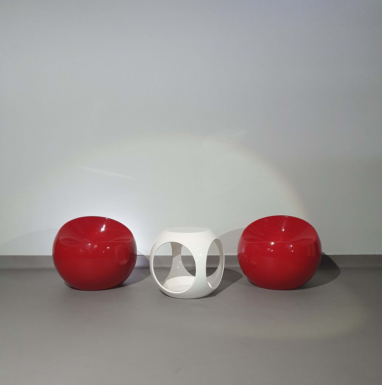 Furniture Dupont Finn Stone Ball Chairs / "Colani" Side Table photo