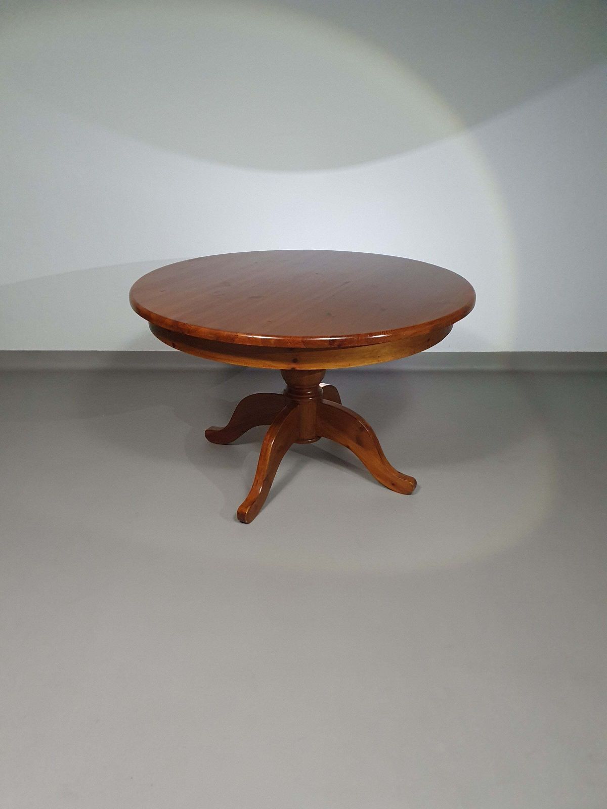photo vintage 70s Pine Wood Dining Table / Wood Column Leg Table In 4 Leg Design With Round Top Width 125 Cm Height 75 Cm