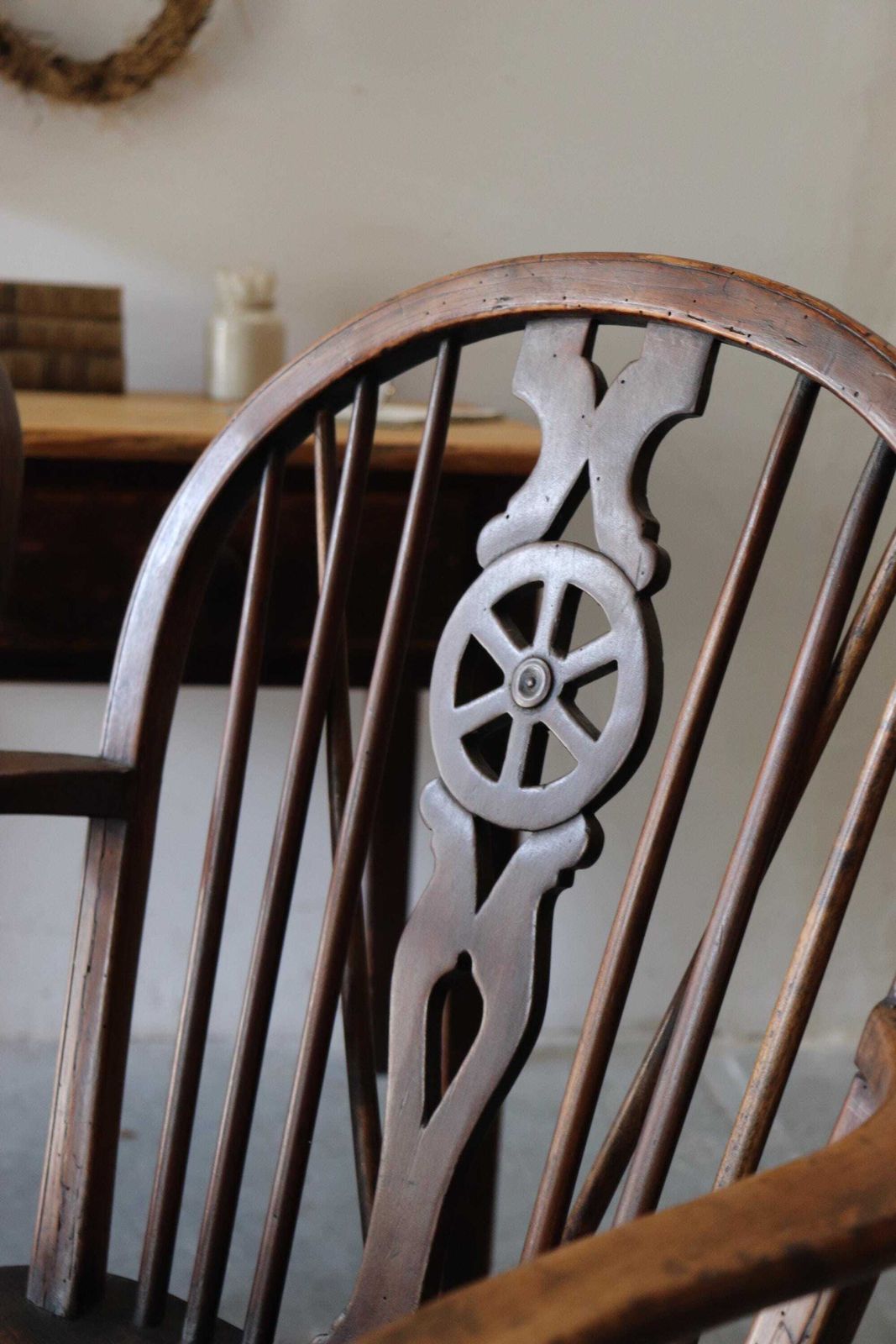 Charming Pair Of Engish Elm And Oak Wheel Back Farmhouse Carver Chairs photo vinterior