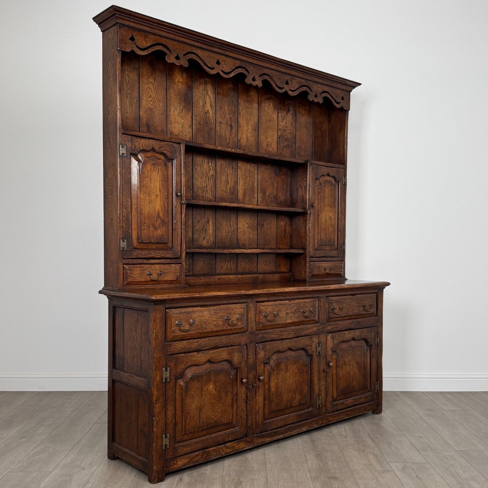 photo furniture Antique 20th Century Fine Quality Traditional Oak Dresser
