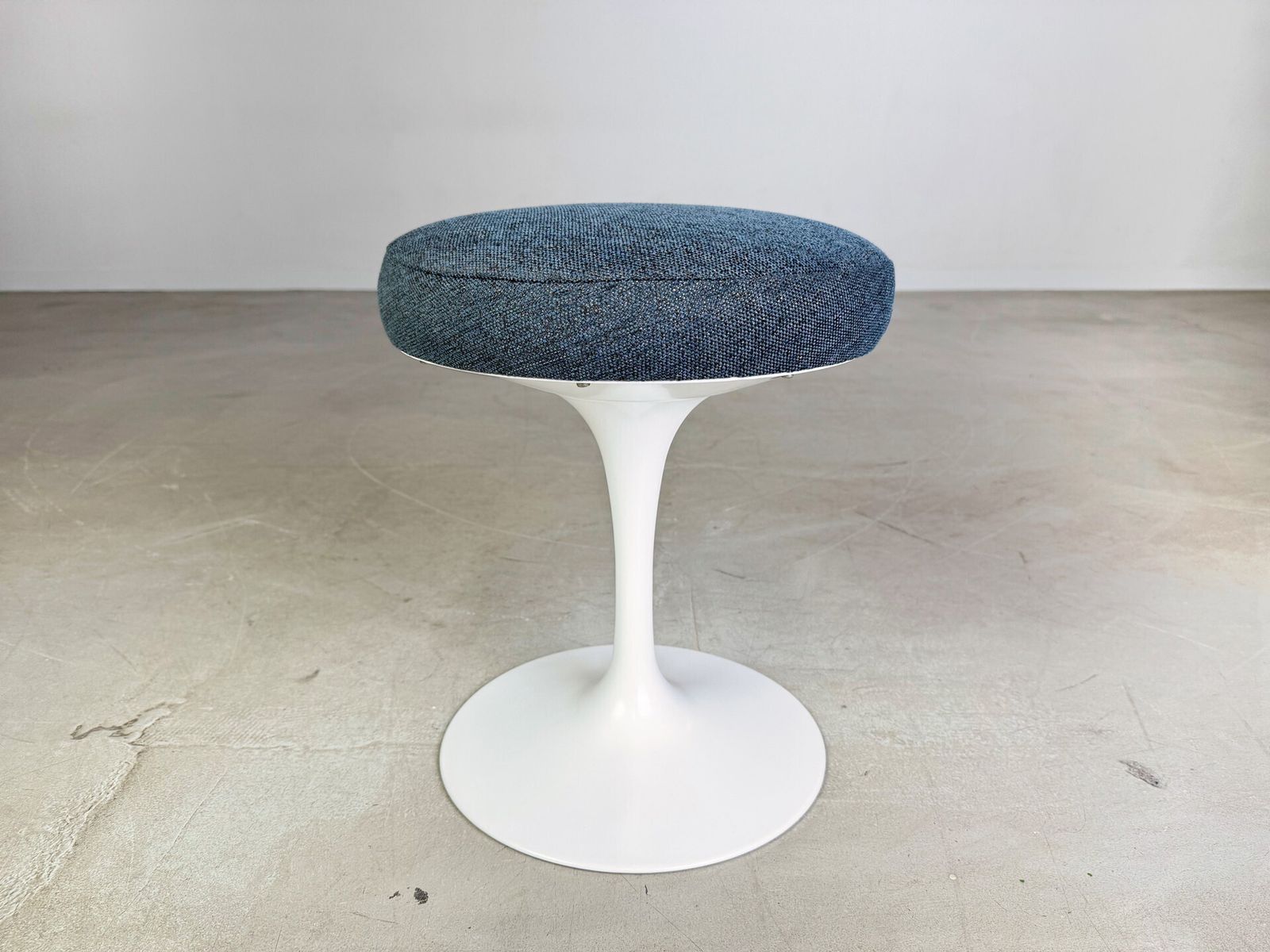 Eero Saarinen Ottoman Footstool Knoll International Tulip Stool photo furniture