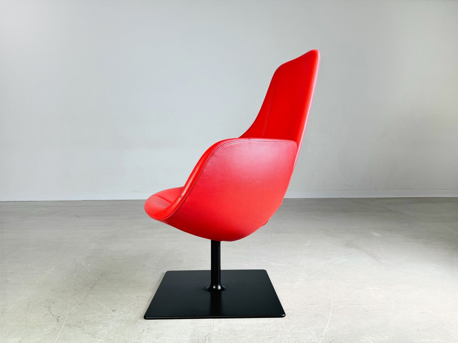 Moroso Fauteuil Leer Rood Patricia Urquiola Draaibaar II photo for sale