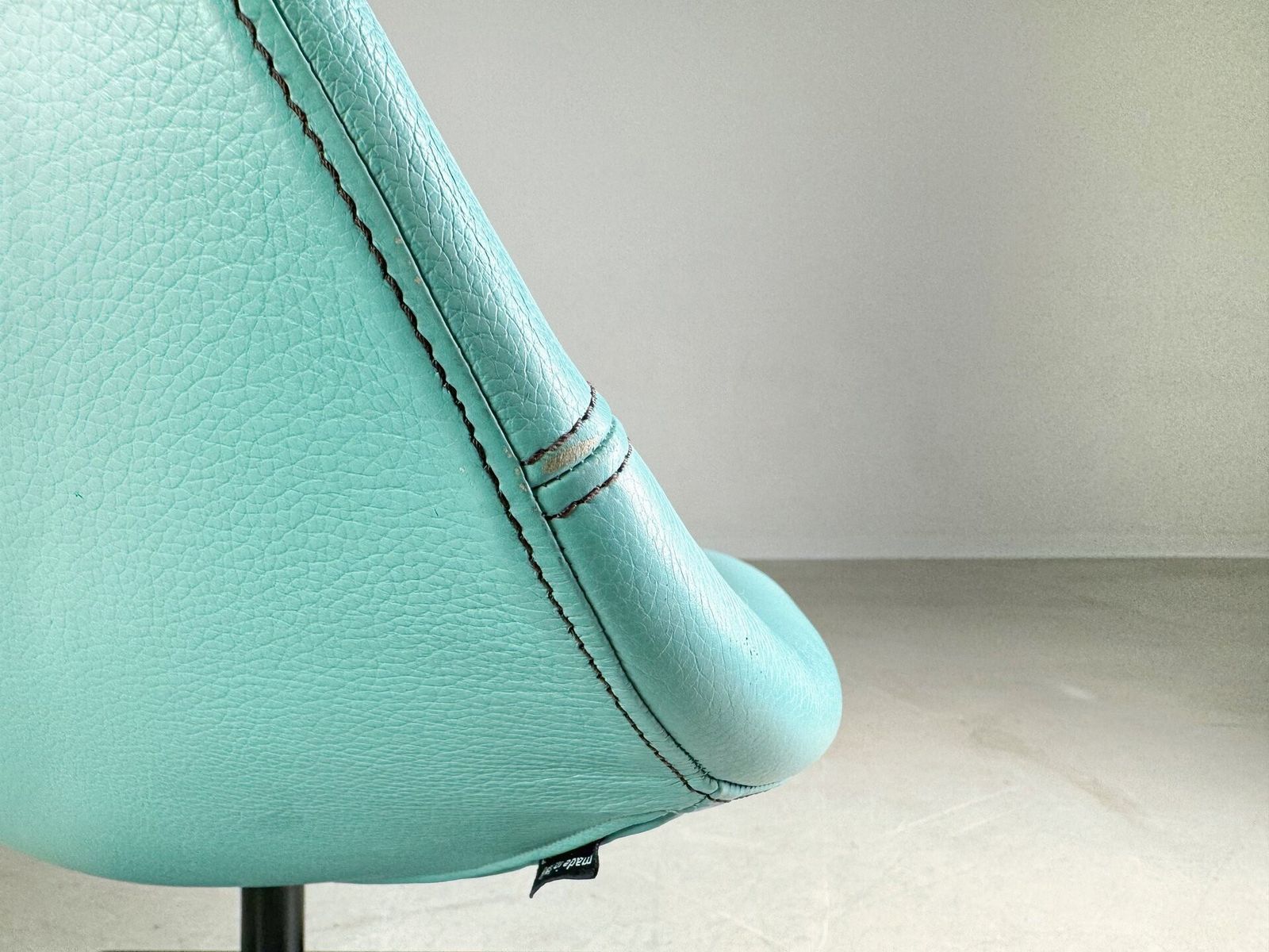 photo furniture Original Moroso Armchair Leather Blue Turquoise Patricia Urquiola Swivel