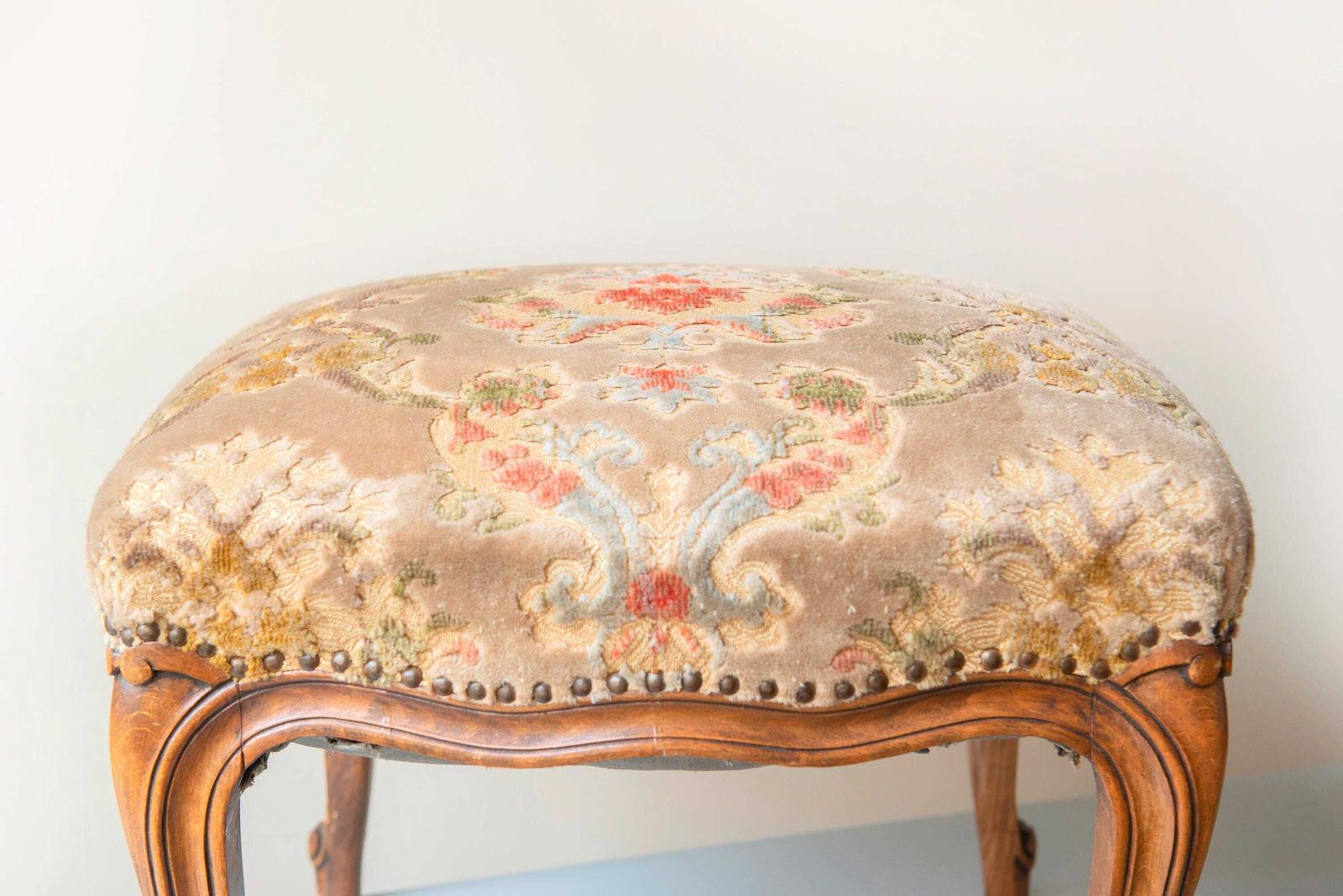 Antieke Houten Kruk Met Fluwelen Zitting, Franse Voetenbank, Renaissance Stijl, Rustieke Bank, Gebogen Poten, Handgesneden Tabouret photo 310.0