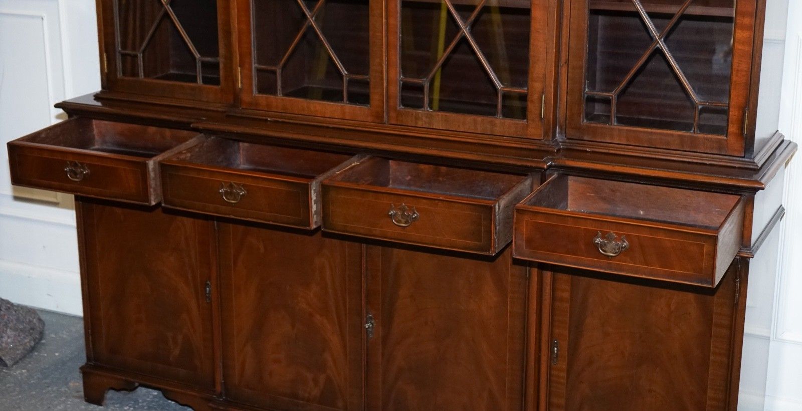 photo vintage Stunning Georgian Style Breakfront Four Door Display Cabinet Bookcase
