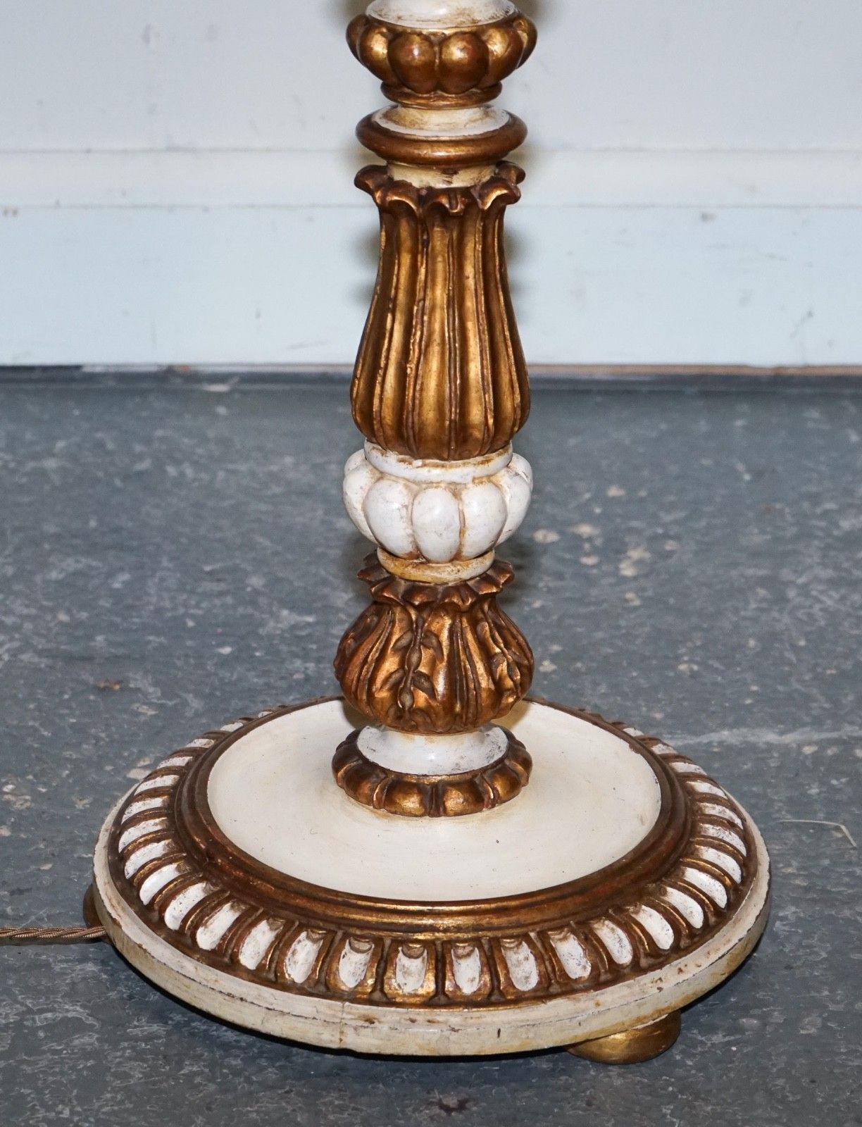 Italian Florentine Style Carved & Hand Painted White & Gilt Standard Floor Lamp photo Lighting