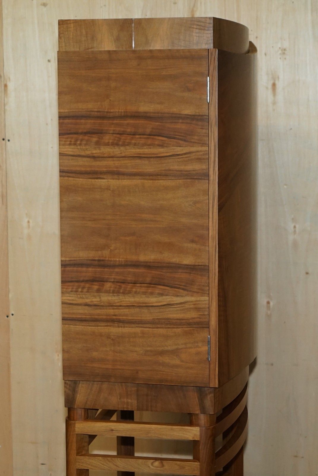 photo vinterior Rrp £6,350 English Walnut Derek Elliott Glass Shelved Display Or Drinks Cabinet