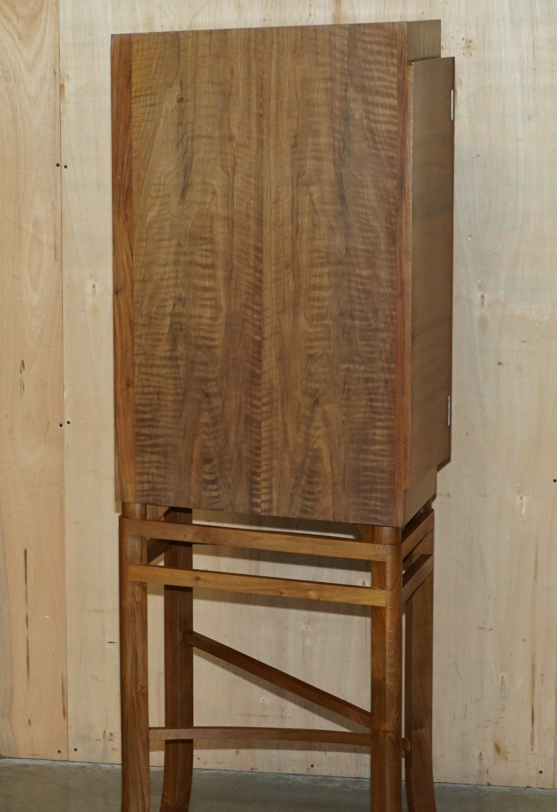 photo vintage Rrp £6,350 English Walnut Derek Elliott Glass Shelved Display Or Drinks Cabinet