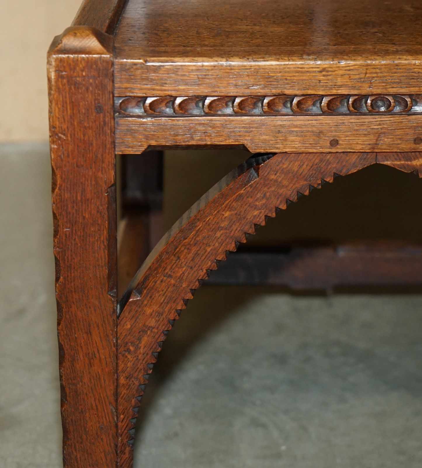 1568.0 Antique Carved English Oak Side Hall Chair With Armorial Crest Coat Of Arms photo
