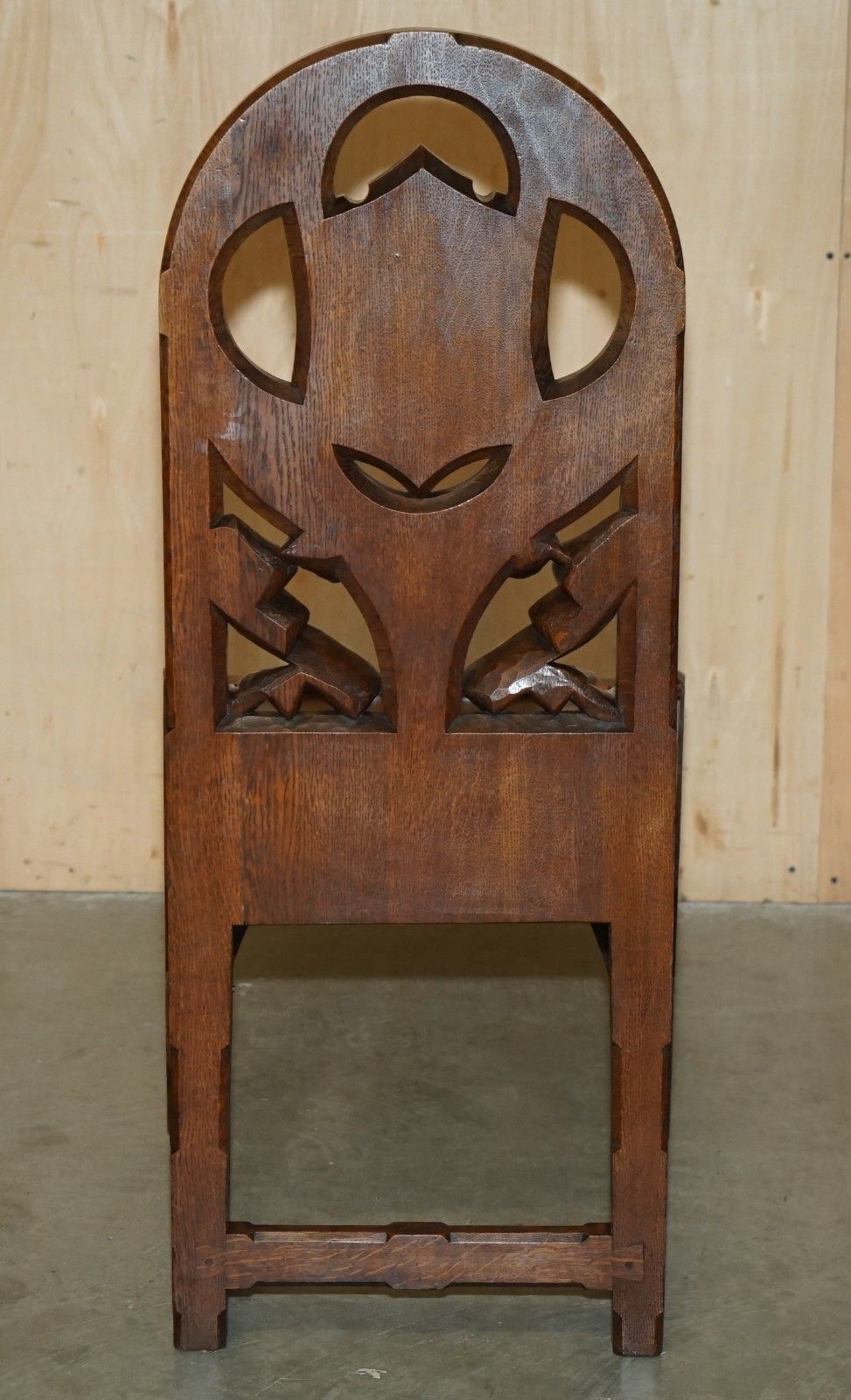 photo vintage Antique Carved English Oak Side Hall Chair With Armorial Crest Coat Of Arms
