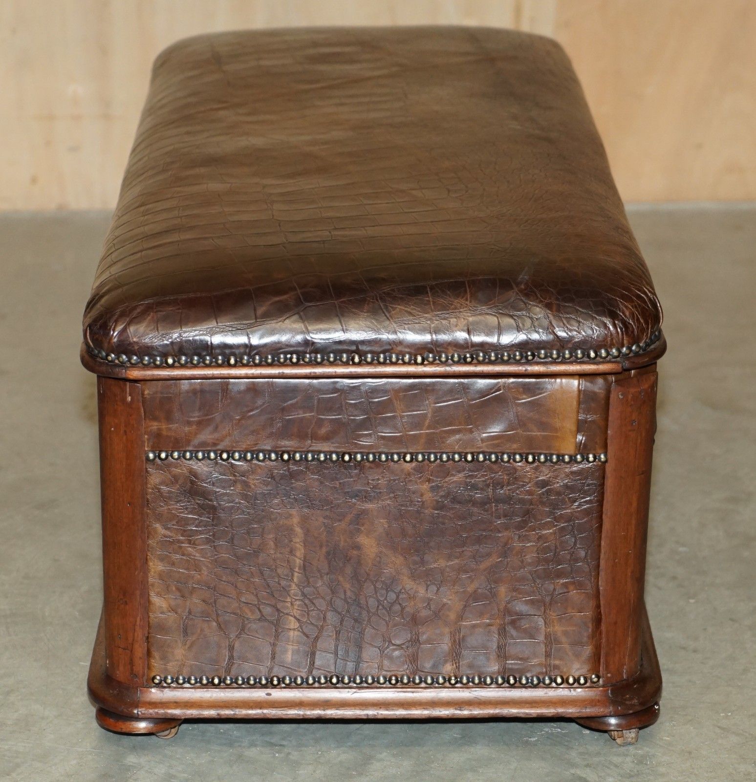 photo vintage Antique 1860 Mahogany Alligator Crocodile Patina Brown Leather Ottoman Trunk