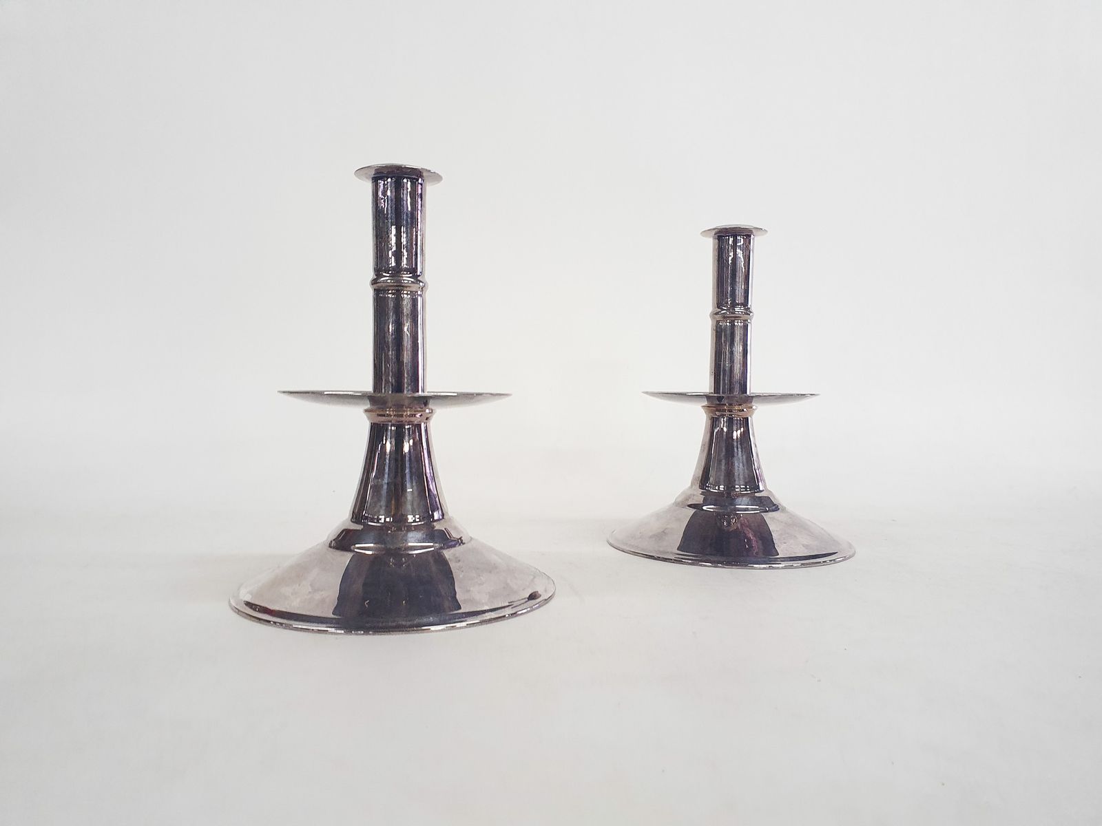 Set Van Twee Zilveren Kandelaars, Engeland, Ca. Jaren 1670