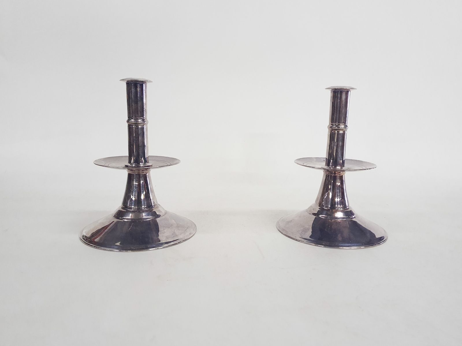 Set Van Twee Zilveren Kandelaars, Engeland, Ca. Jaren 1670 photo for sale