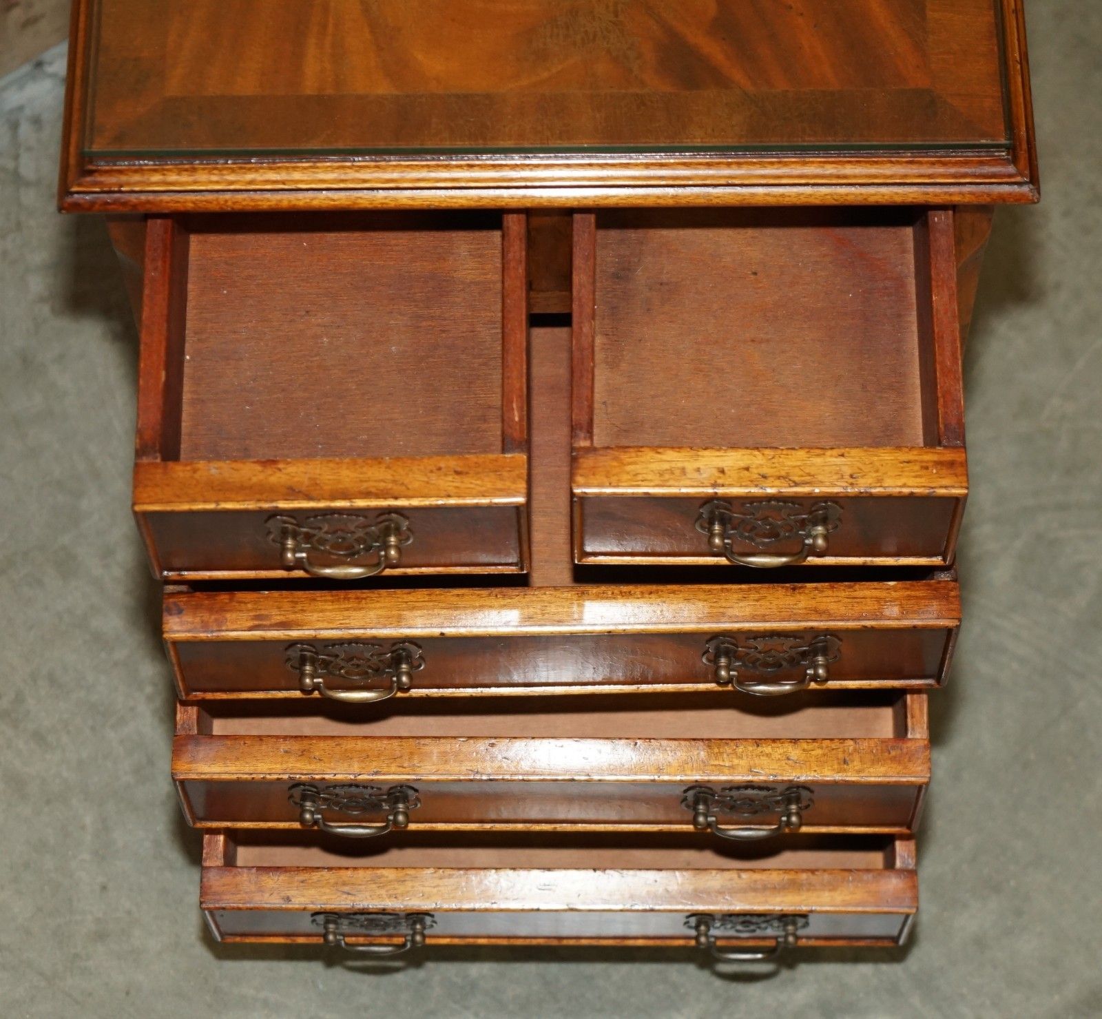 photo vinterior Vintage Pair Of Flamed Mahogany Side Table Sized Nightstands Chest Of Drawers