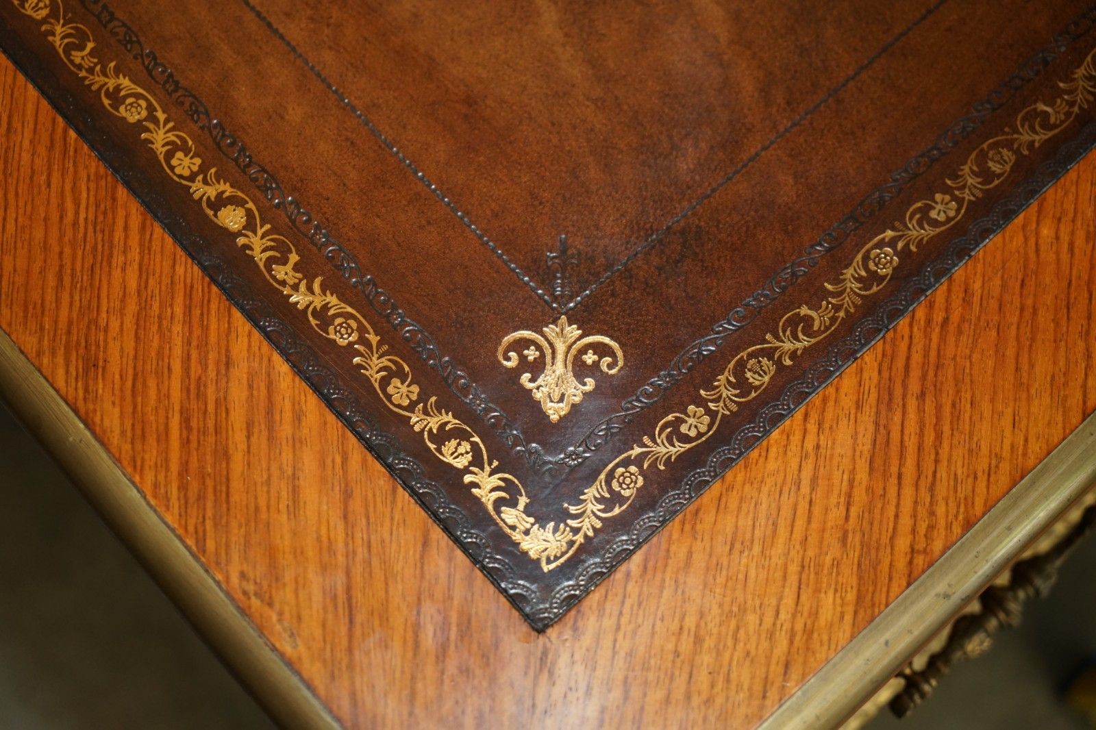 photo vintage Restored Antique Late 19th Century Louis XVI Ormolu Mounted Bureau Plat Desk