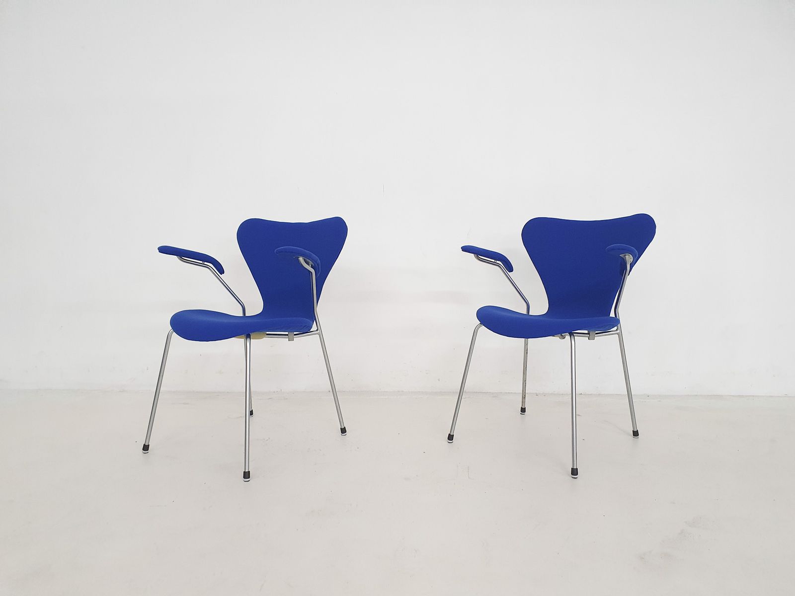 Set Of 2 Model 3207 Dining Chairs By Arne Jacobsen For Fritz Hansen, Denmark 2001 photo for sale