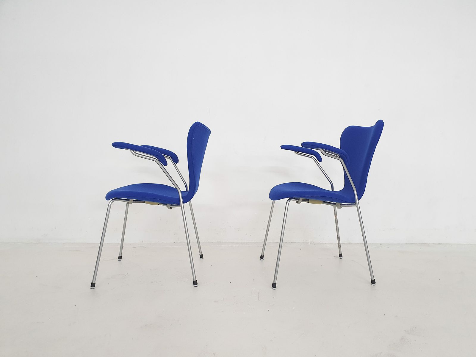 Set Of 2 Model 3207 Dining Chairs By Arne Jacobsen For Fritz Hansen, Denmark 2001 photo Furniture