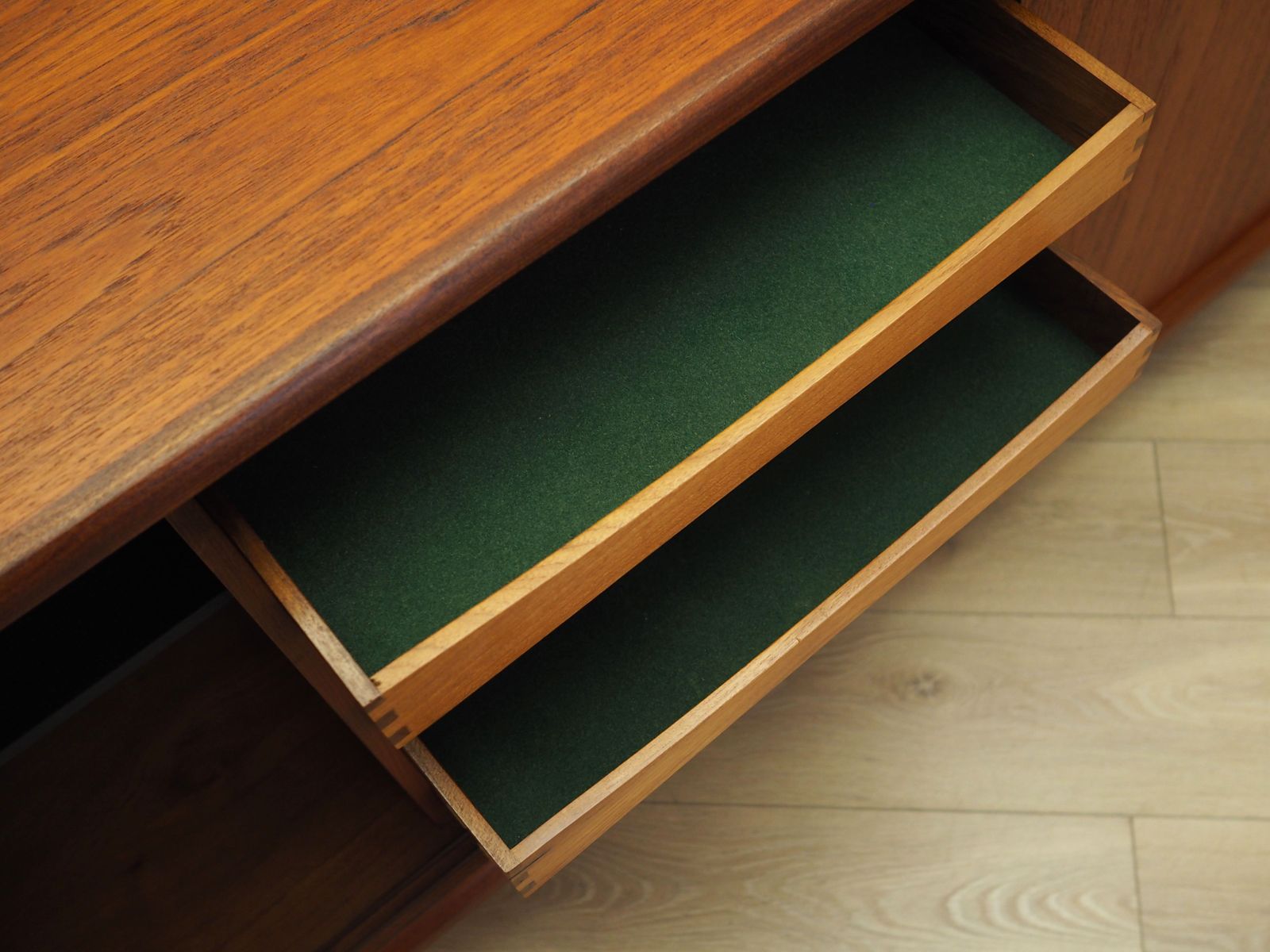 photo vintage Teakhouten Dressoir, Deens Design, Jaren 1970, Productie: Denemarken