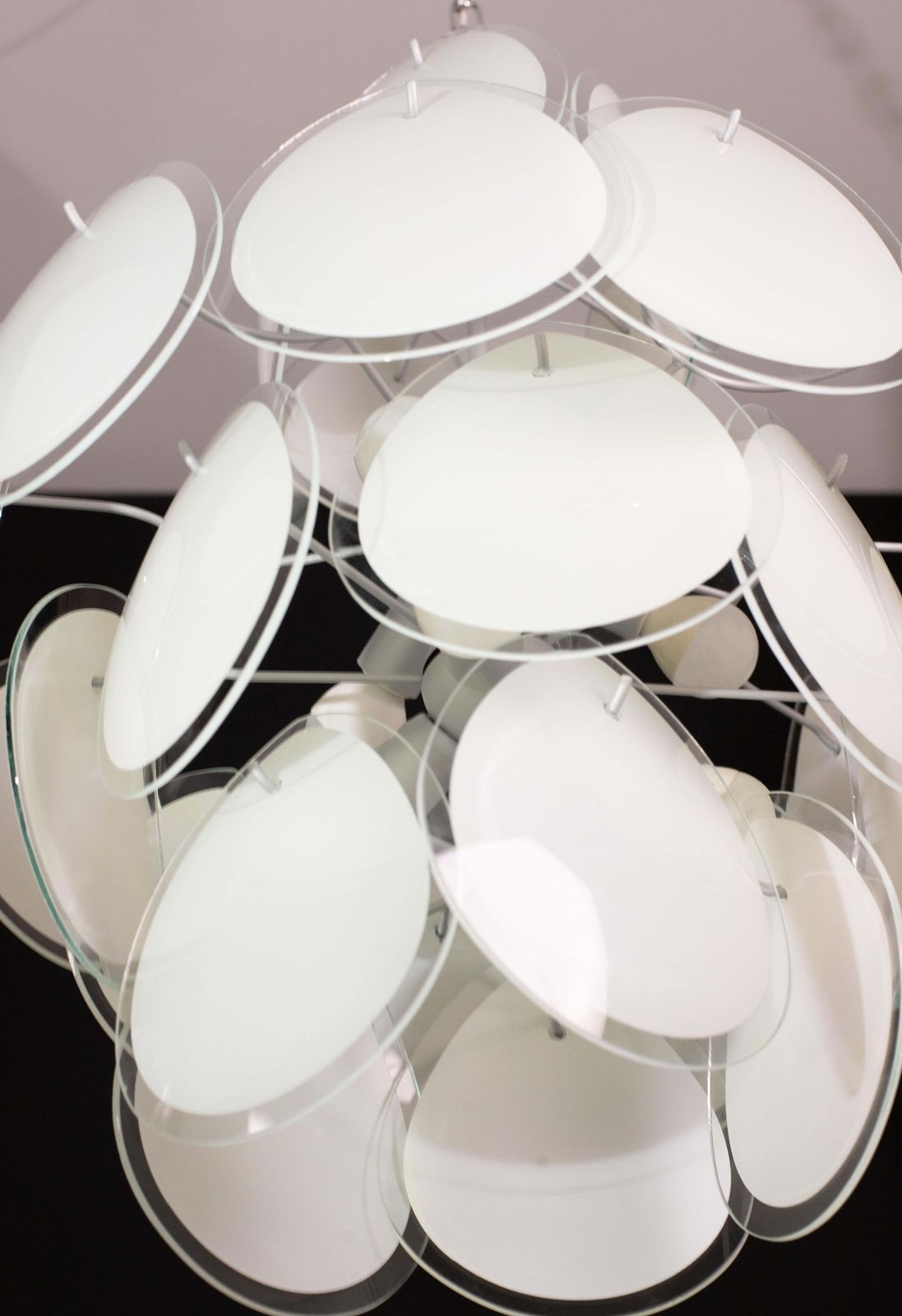 photo vinterior Vistosi White Murano Glass Teardrop Shaped Discs Chandelier, Italy, 1970s