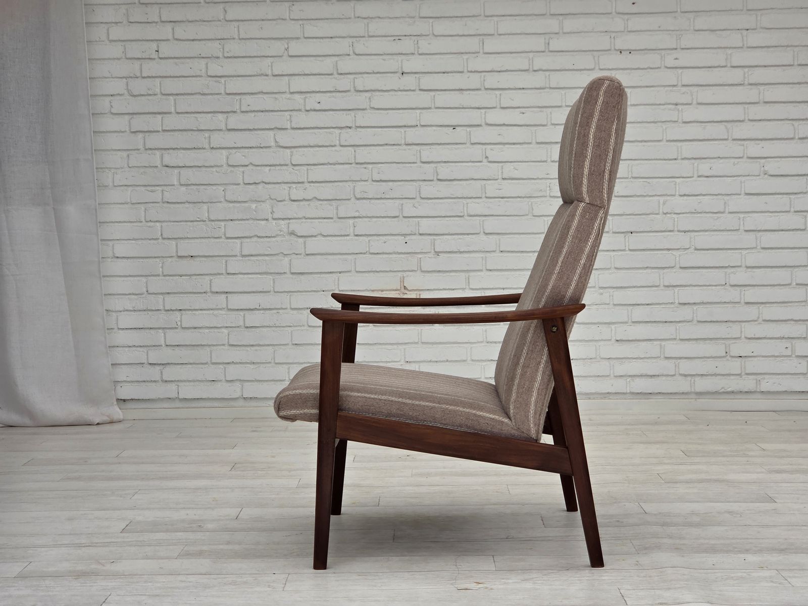 photo vintage 1970s, Danish Highback Armchair, Furniture Wool, Teak Wood, Original Condition.