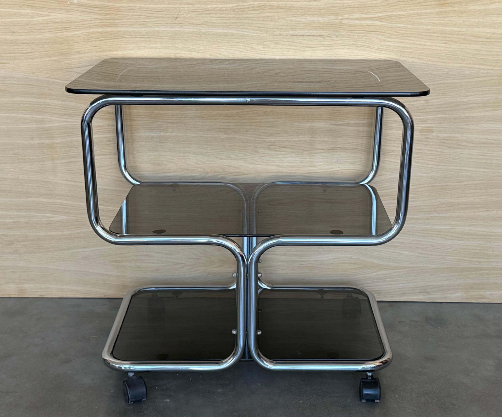 Desserte à boissons mid-century italienne, trois niveaux, en chrome et verre, sur roulettes photo furniture