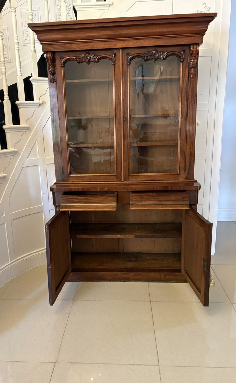photo vinterior Superb Quality Antique 19th Century Figured Mahogany Bookcase