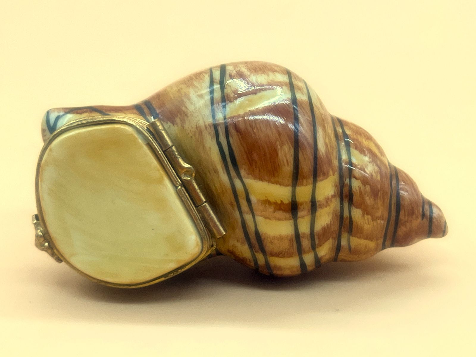 Eximious Artoria Limoges Porcelain France Conch Shell With Luster Design Hand Painted Trinket / Jewelry Box With Clasp Fastener. photo 175.0