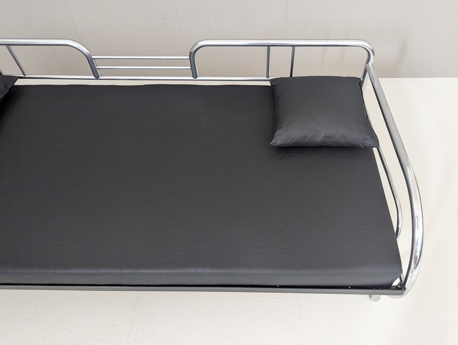 photo furniture Bauhaus Tubular Steel Sofa By Hynek Gottwald, 1930s