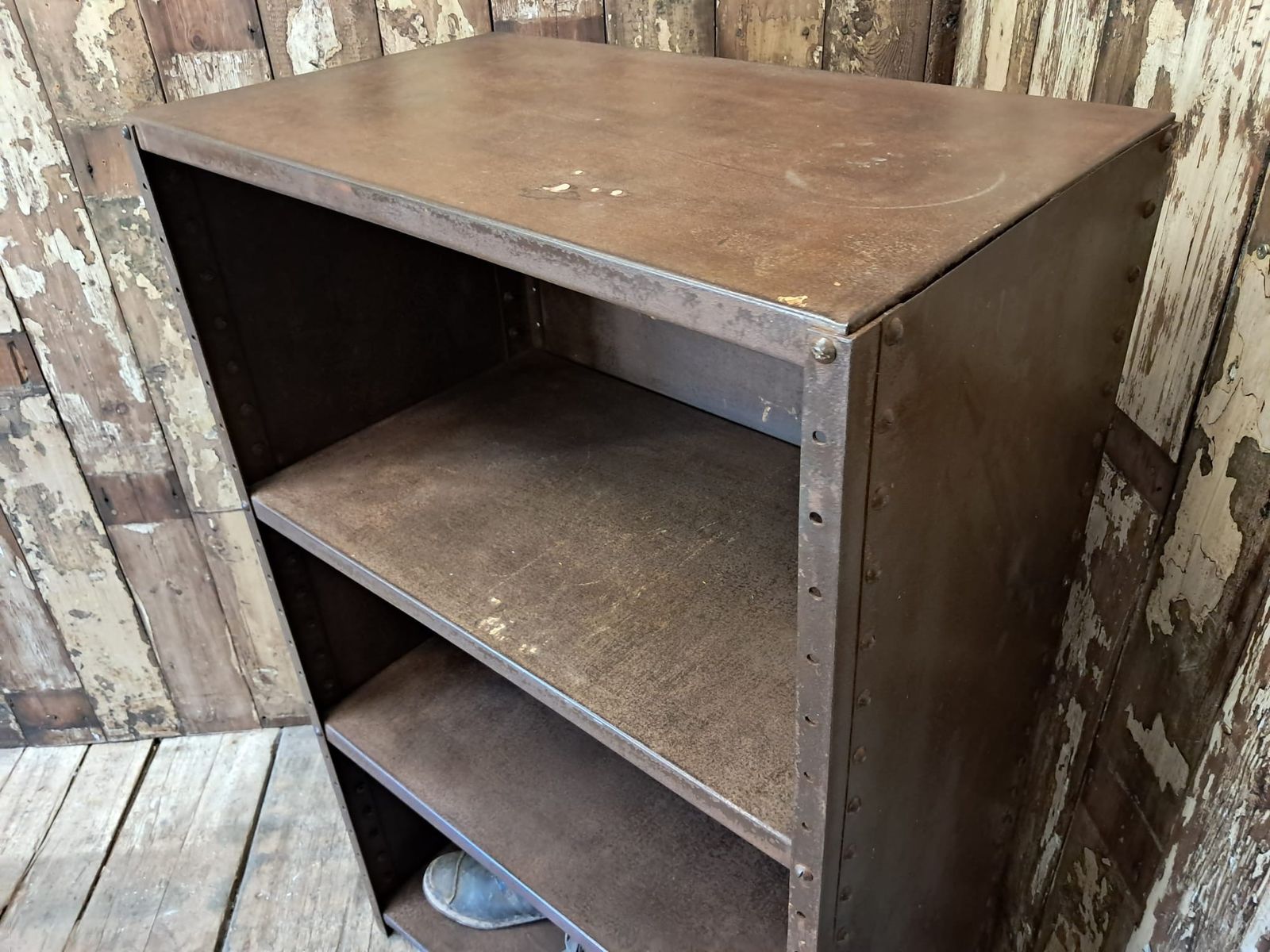 Industrial Metal Shelf Unit photo vinterior