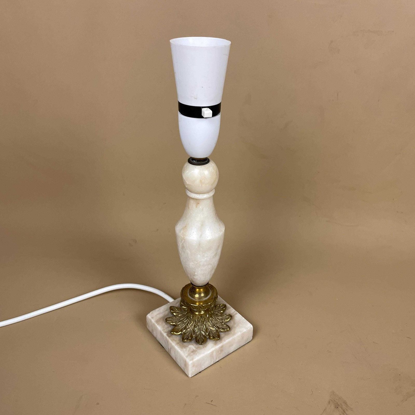 Antique Marble Lamp Light Bedside Side Table Desk Marbled Patterned Detail Vintage Pattern Stone Retro Cream Gold Brass Metal Ornate Pattern