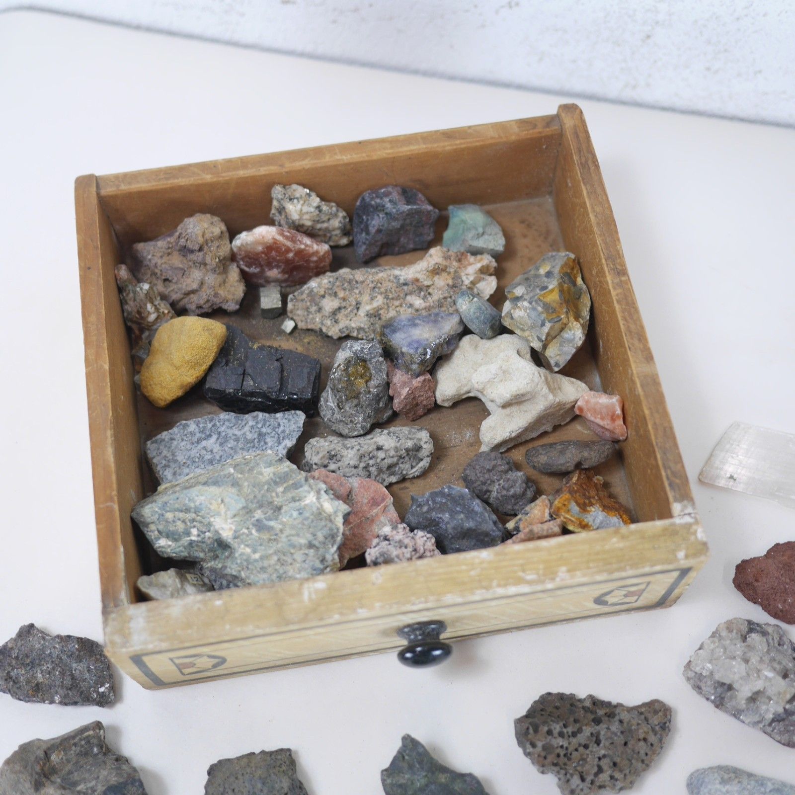 Vintage Collection Rocks Geodes Minerals Stones Crystals Wood Drawer #102946 photo vinterior