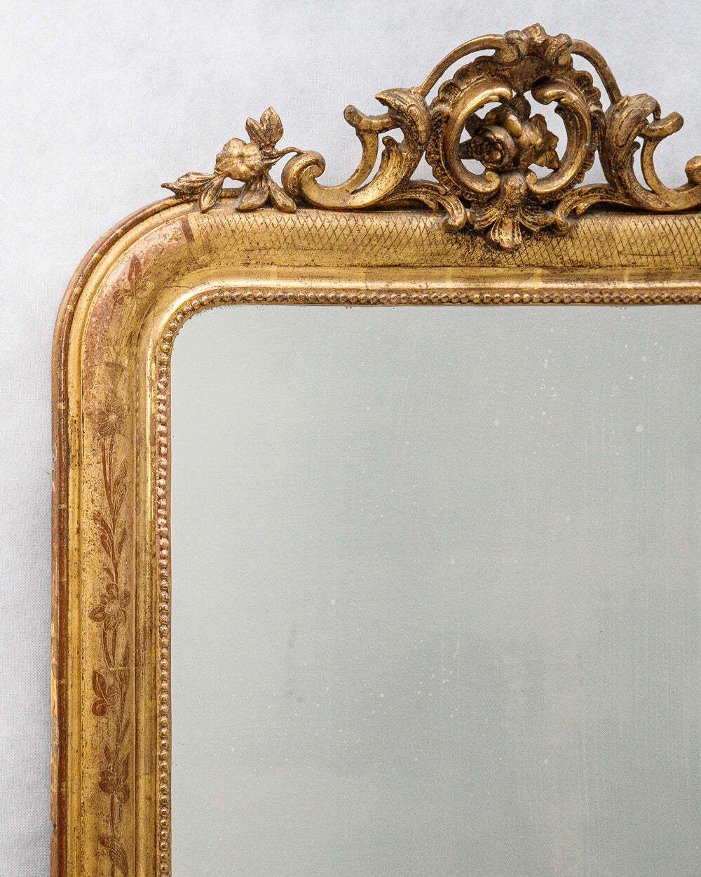 19e Eeuwse Louis Philippe Spiegel Met Sierlijk Roosbekroning photo for sale