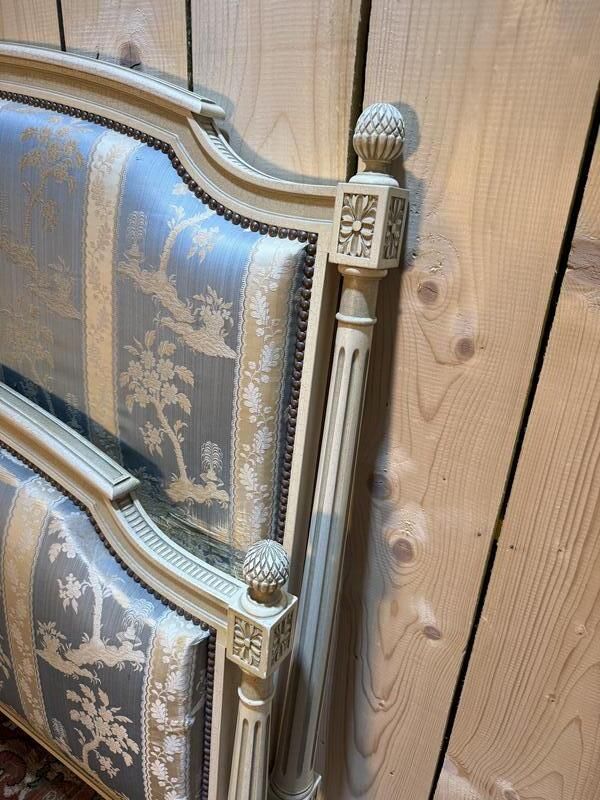 Lit Capitonné De Style Louis XVI En Bois Beige photo vinterior