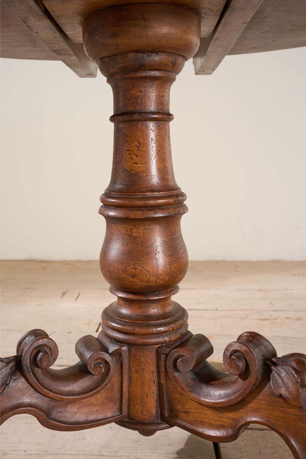 18th Century Italian Walnut Tilt Top Table photo vinterior