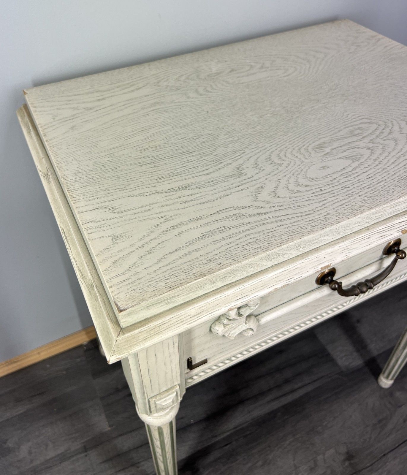 photo furniture Bedside Table Vintage Carved Shabby Chic Painted Drawer Fluted Legs Lot 4042