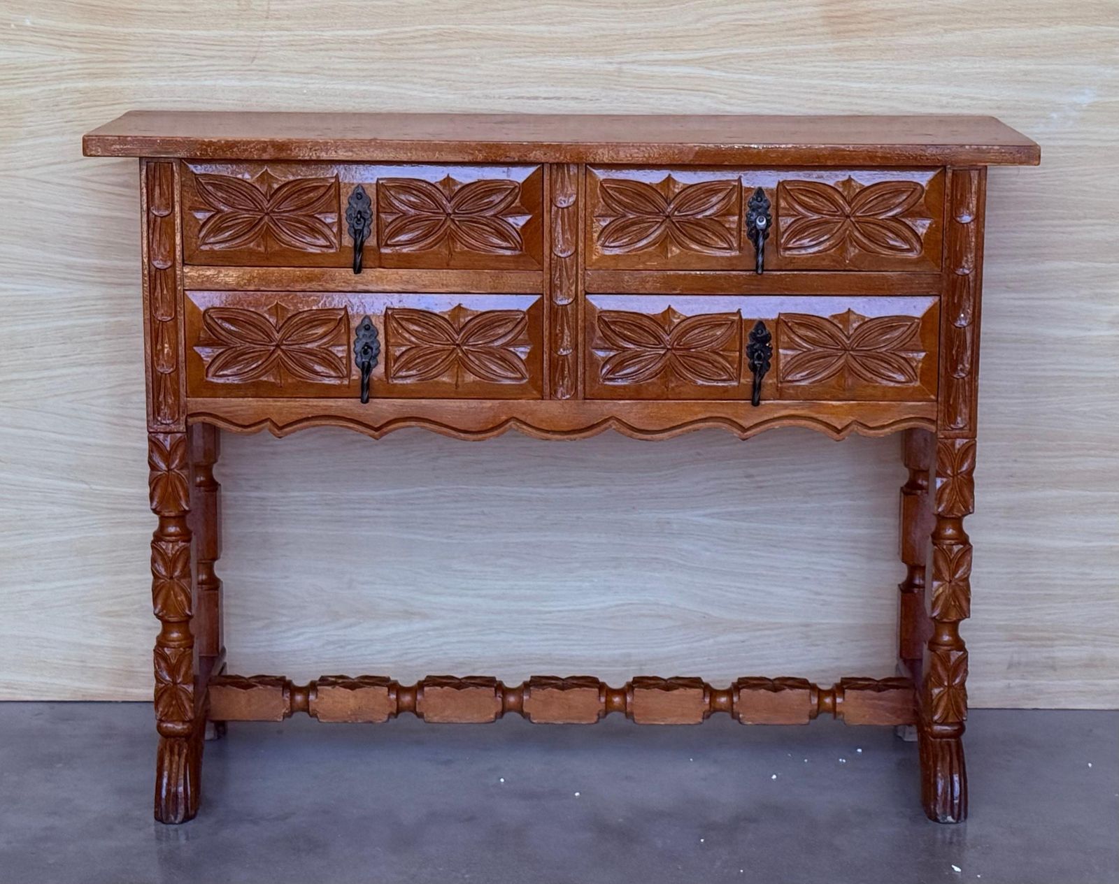 Console catalane espagnole en noyer sculpté, quatre tiroirs, XIXe siècle photo for sale
