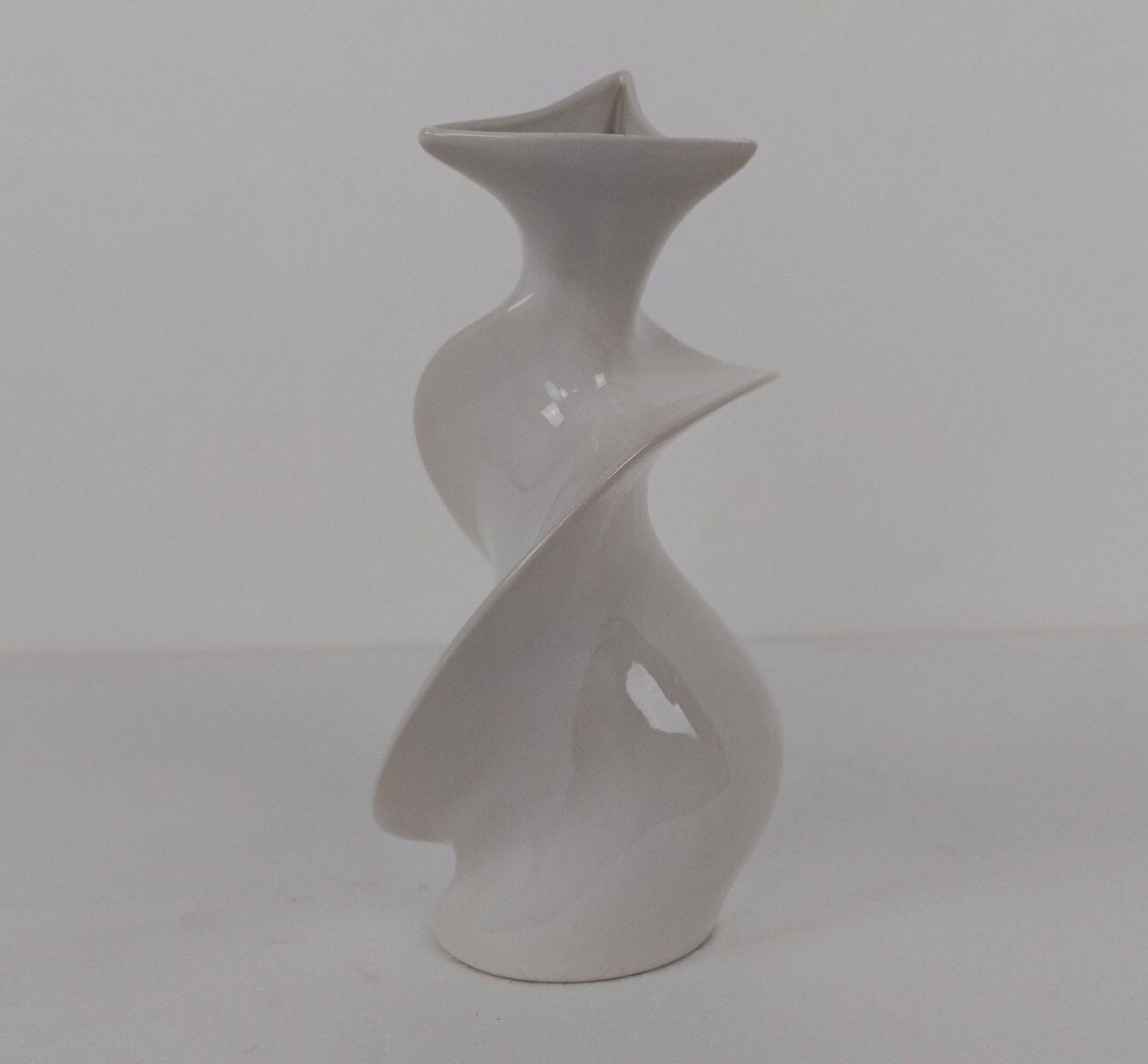 Occato  Gigante & Zambusi Post Modern Vase By Sicart Italy Space Age Twisted Whi photo for sale