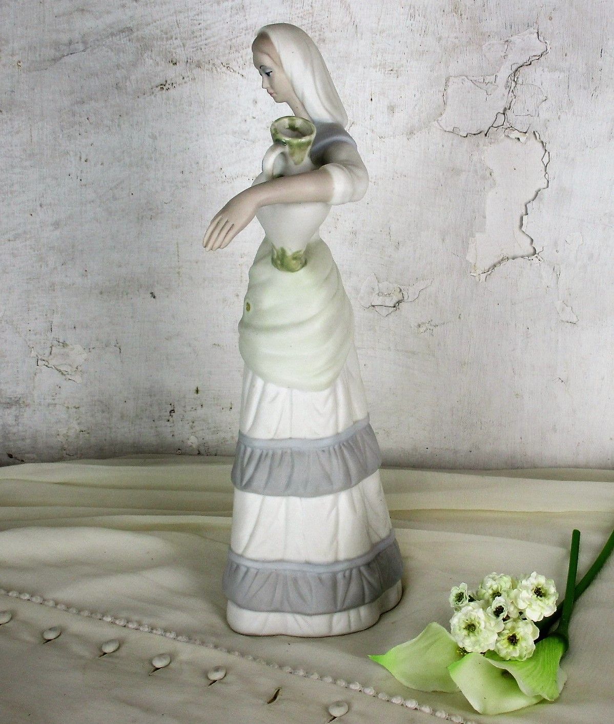 L  Statue Figurine Lovely Woman Carrying Water Jar Bottle Porcelain Lladro Style photo vinterior