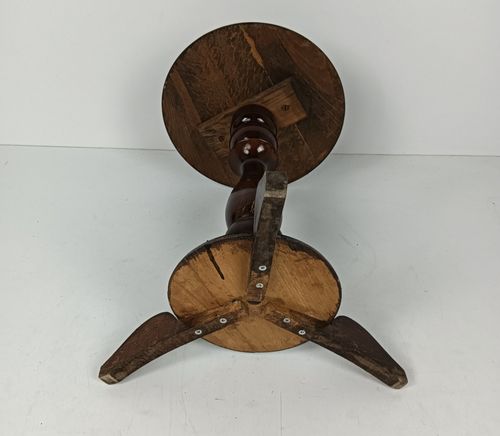 photo furniture Lackered Wooden Pedestal Vintage Carved Wood Side Table Plant Stand Barn Style