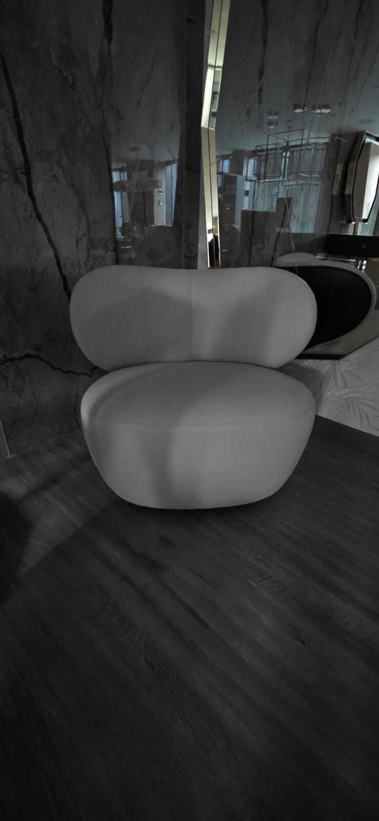 Walter Knoll Swivel Chair In Cream Leather Showroom Model In New Condition photo for sale