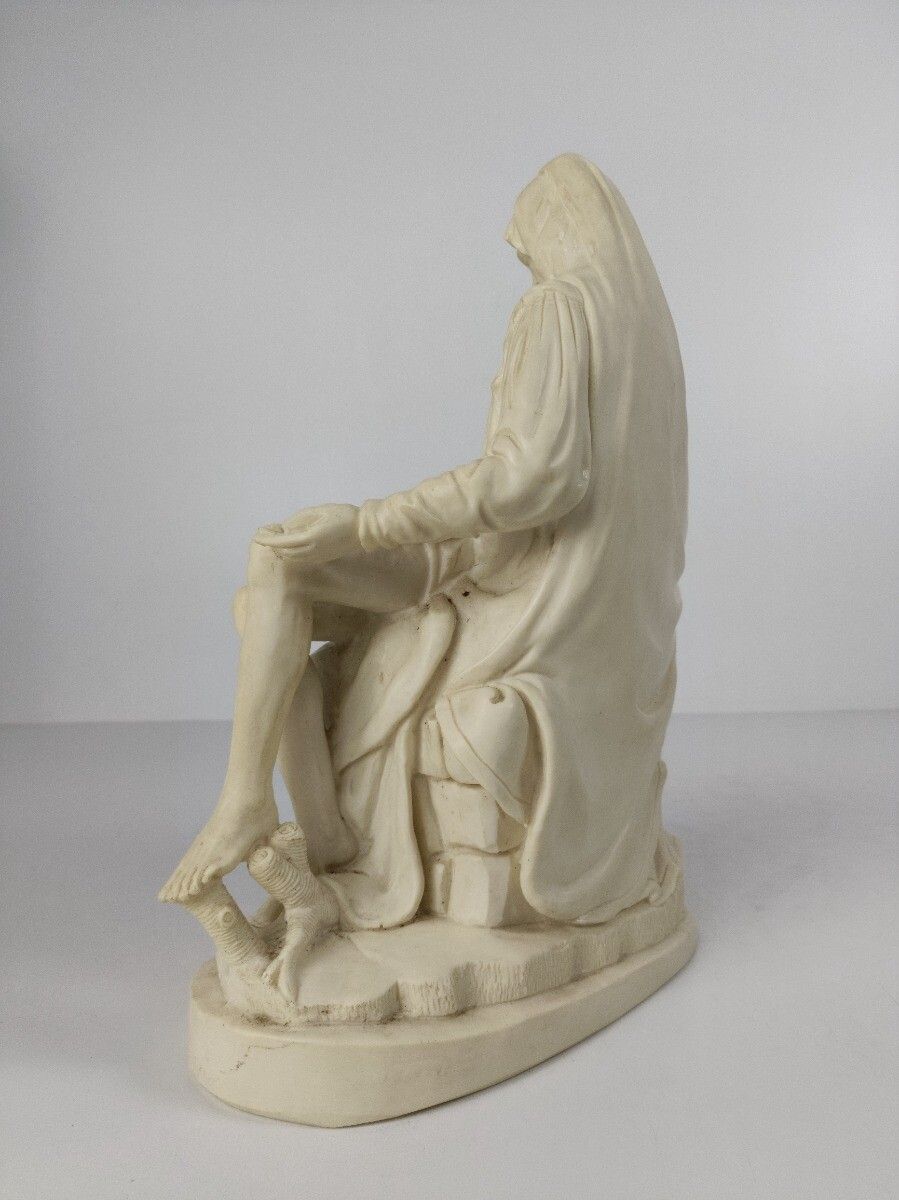 Statue Pieta Resin  Our Lady Of Sorrows Jesus Christ Madonna Collector Sculpture photo vintage