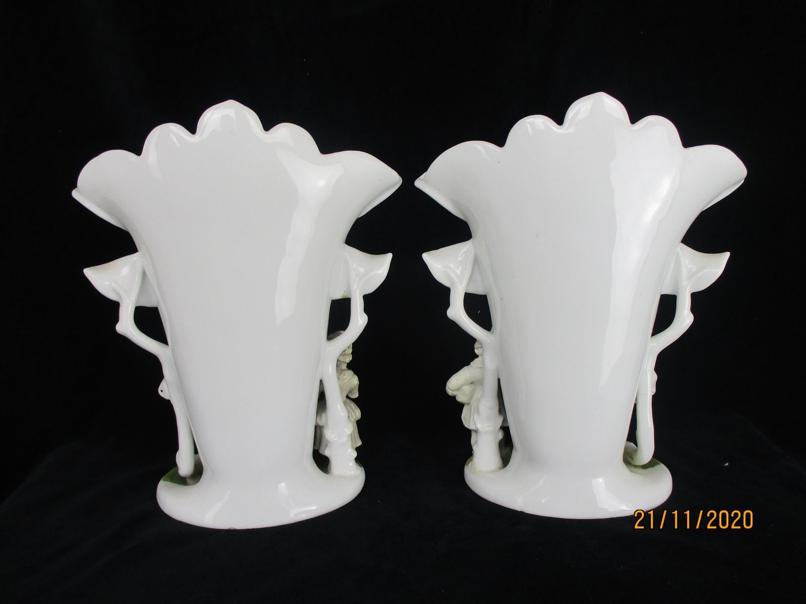 L Couple Antique Vieux Paris Porcelain Fan Flair Cornet Vases With Figurines Cou photo 190.0